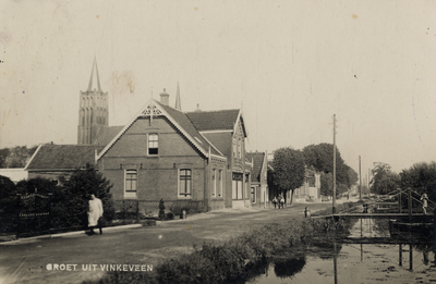 14859 Gezicht in de Herenweg met bebouwing en wetering te Vinkeveen uit het zuiden. N.B. De gemeente Vinkeveen is per 1 ...